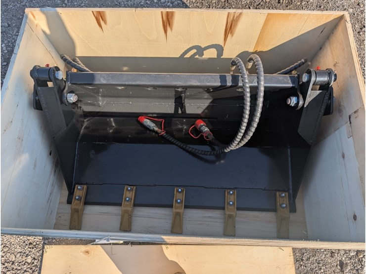 agt-mini-skid-steer-4-in-1-bucket-w/-teeth-40"-image-1