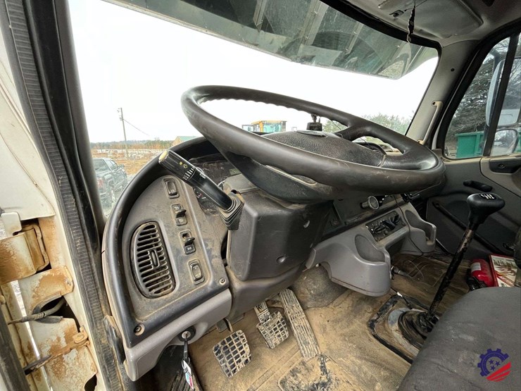 2013-freightliner-m2-s/a-cab-&-chassis-image-54