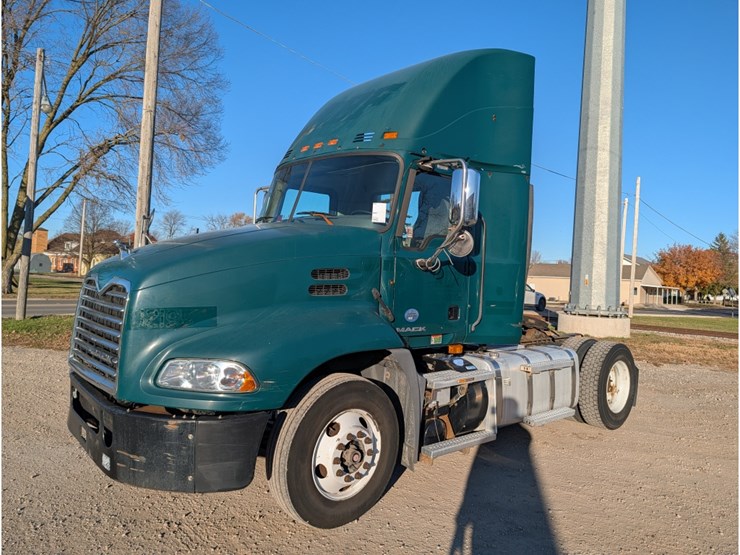 2013-mack-cxu612-day-cab-image-1