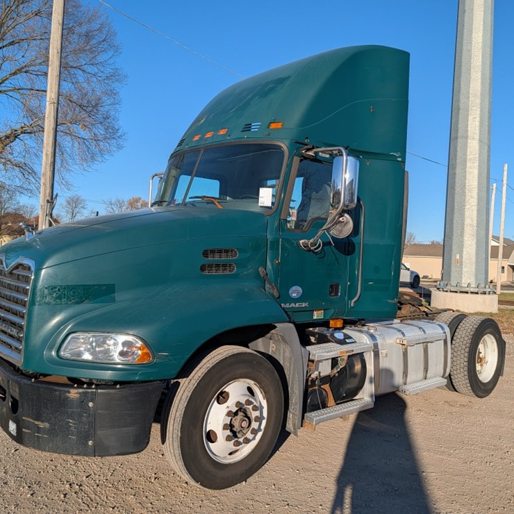 2013 Mack CXU612 Day Cab
