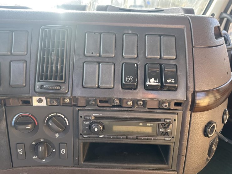 2011-volvo-10-image-29