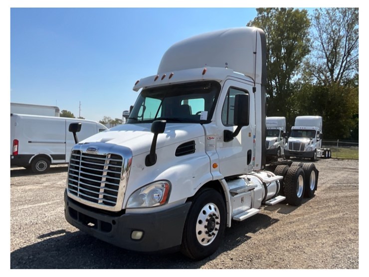 2016-freightliner-ca113-daycab-image-2