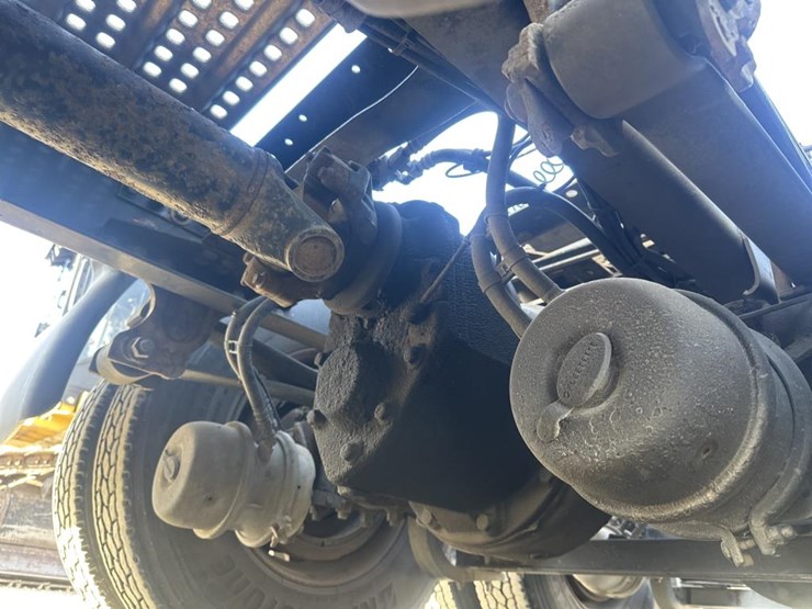 2011-volvo-10-image-44