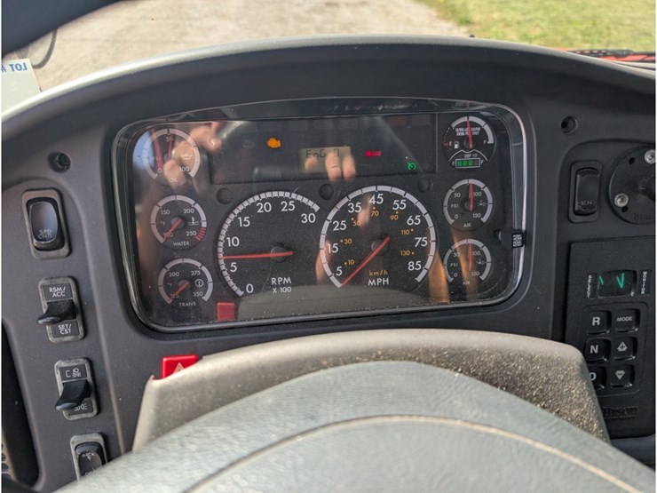 2015-freightliner-m2-106-image-23