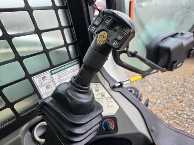 2013-bobcat-t770-image-40