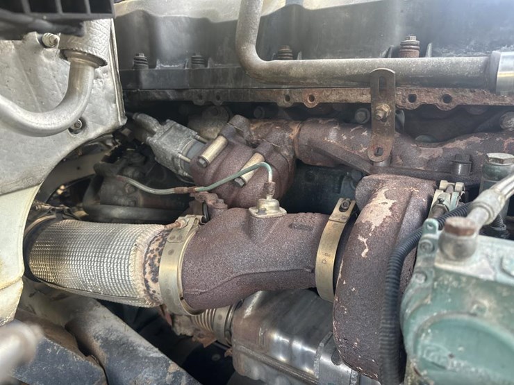 2011-volvo-10-image-38