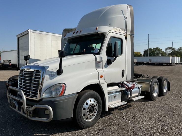 2016-freightliner-ca125-day-cab-image-1