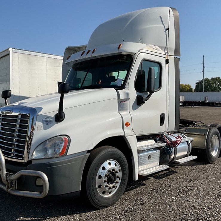 2016 Freightliner CA125 Day Cab