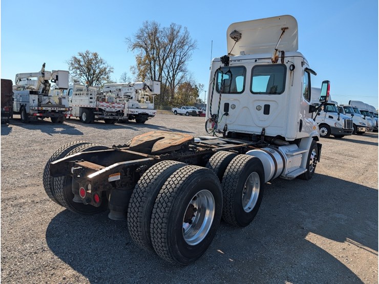 2013-freightliner-columbia-day-cab-image-8