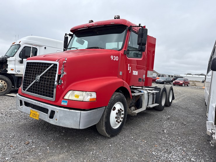 2011-volvo-10-image-1