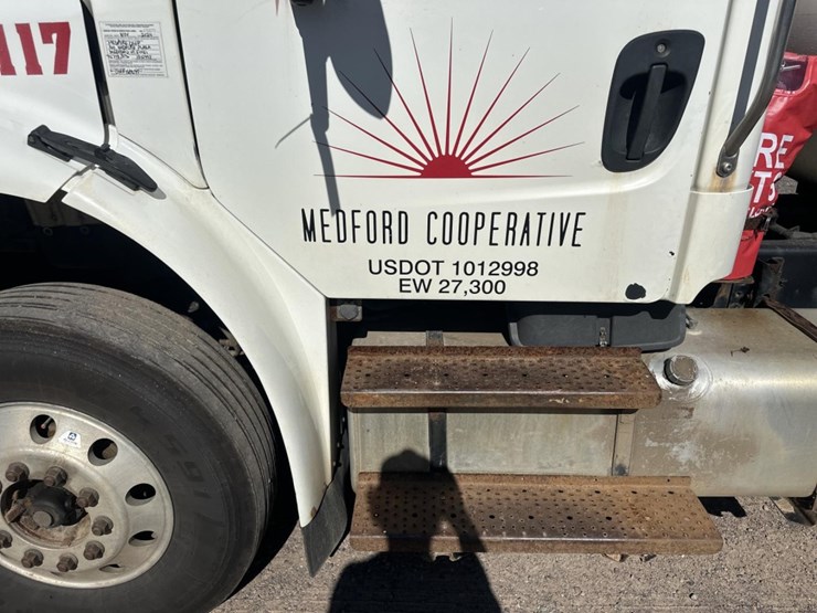 2013-freightliner-m2-106-image-11