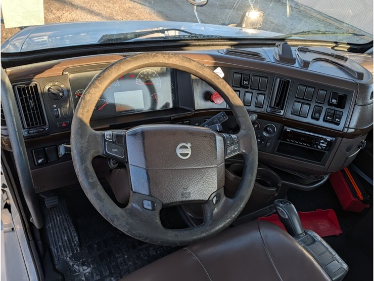 2015-volvo-vnl-day-cab-image-25