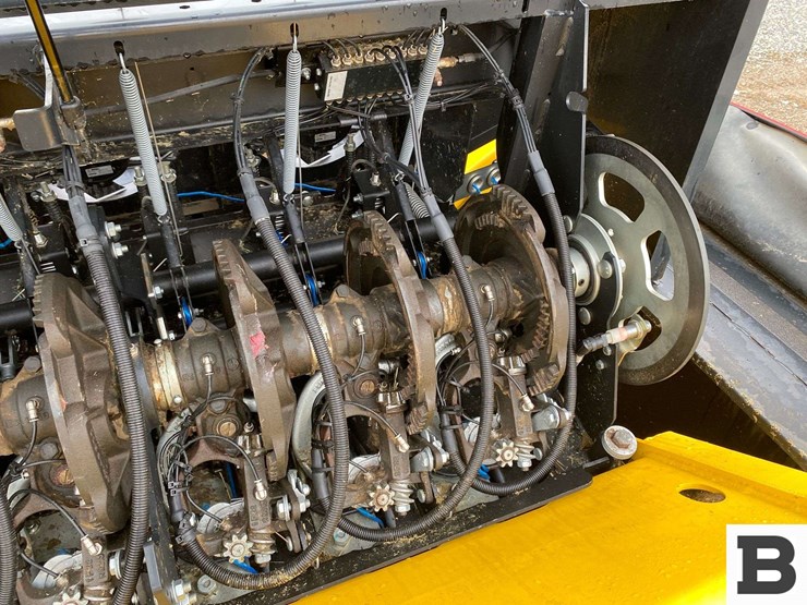 new-holland-340-image-64