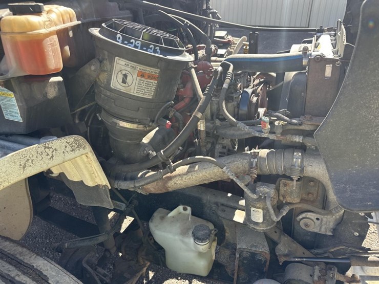 2013-freightliner-m2-106-image-55