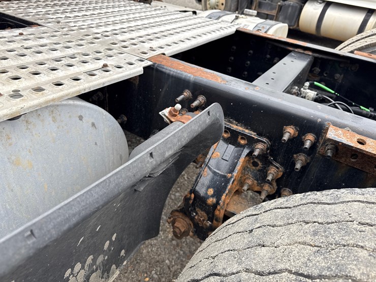 2011-volvo-10-image-43