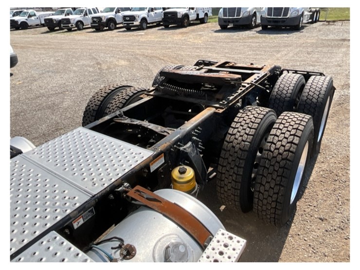 2016-freightliner-ca113-daycab-image-22