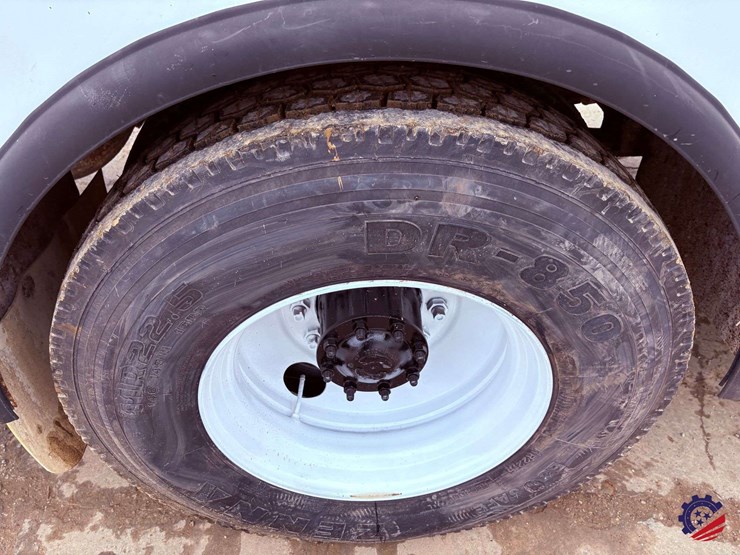 1998-freightliner-fl70-image-17