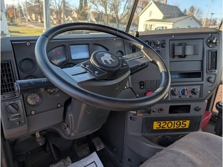 2013-mack-cxu612-day-cab-image-24