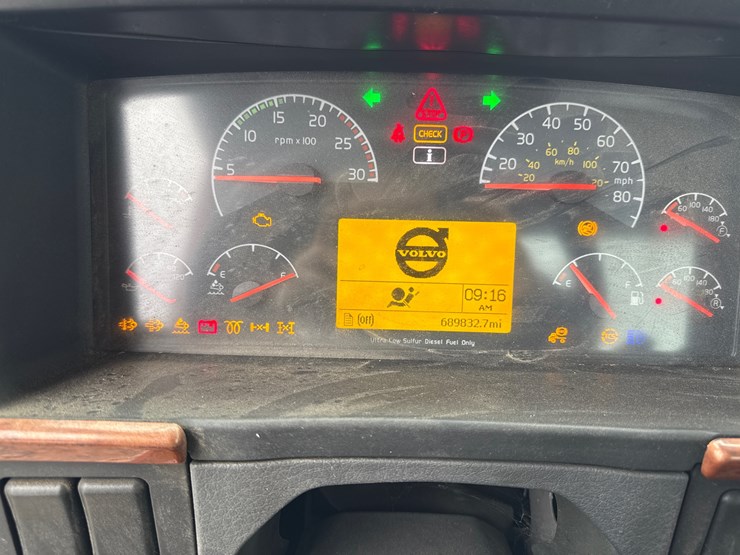 2011-volvo-10-image-52