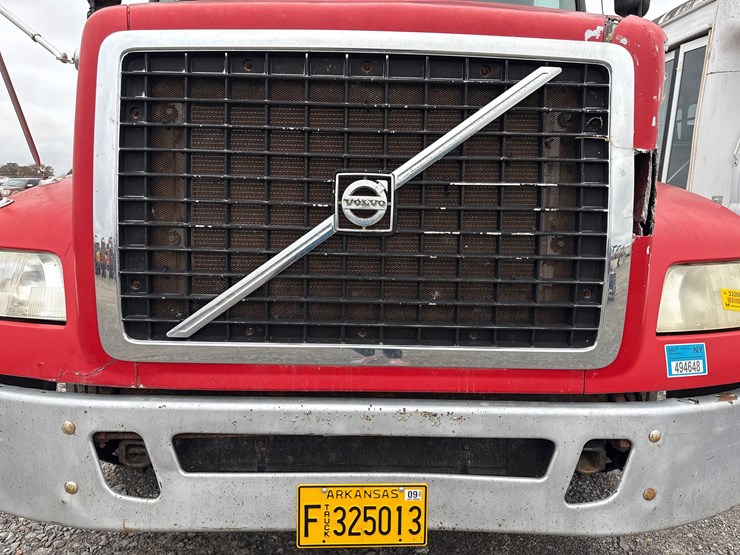 2011-volvo-10-image-31