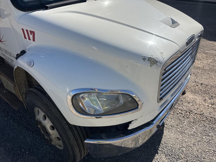 2013-freightliner-m2-106-image-14