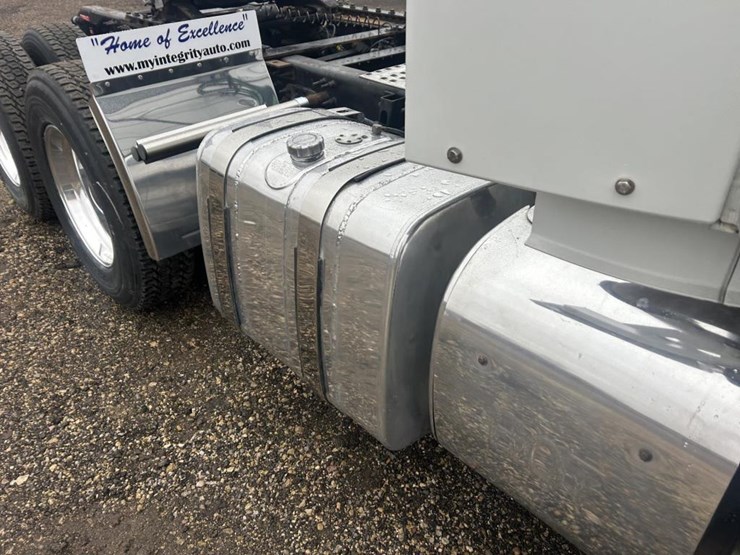 #1676-•-2015-volvo-vnl-day-cab-truck-tractor-image-15