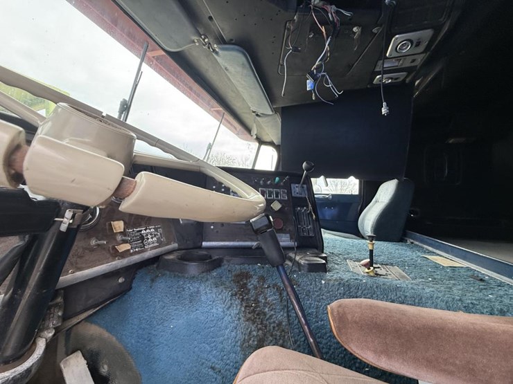 #1193-•-1984-peterbilt-cab-over-truck-tractor-image-42