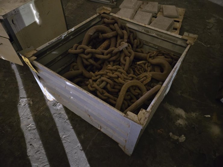 #3413-•-steel-crate-w/-misc.-heavy-duty-chains-image-4