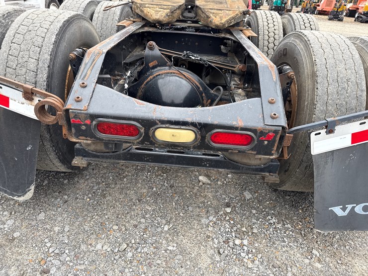 2011-volvo-10-image-6