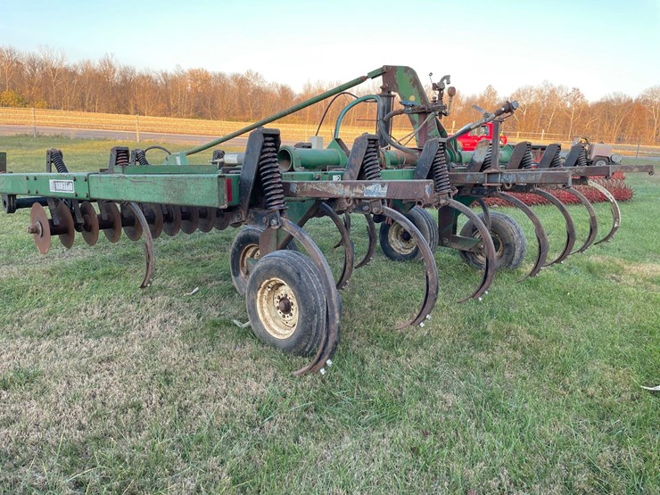 farmhand-soil-saver-13-shank-disc-chisel-image-14