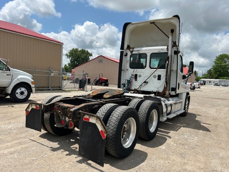 2016-freightliner-ca125-day-cab-image-3