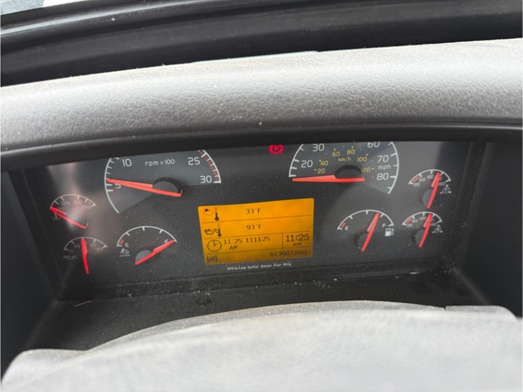 2011-volvo-vnl-day-cab-image-22