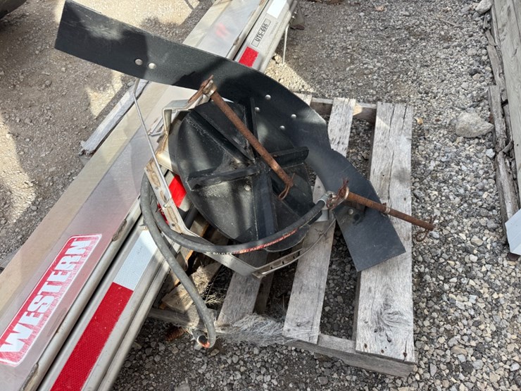 western-uts-696-tailgate-spreader-image-7