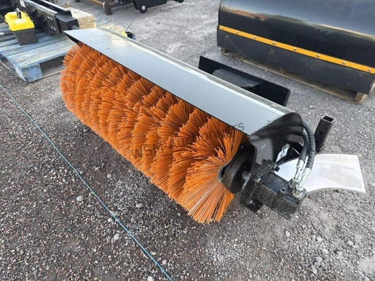 2025-giyi-qsj-sweeper-for-stand-up-skid-steer-image-2