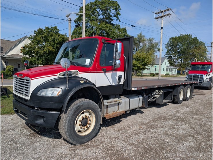 2015-freightliner-m2-106-image-1