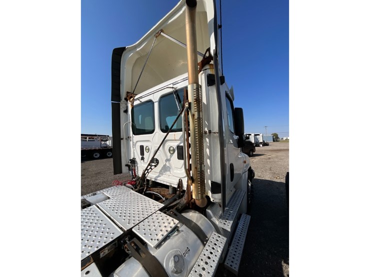 2016-freightliner-ca125-day-cab-image-9