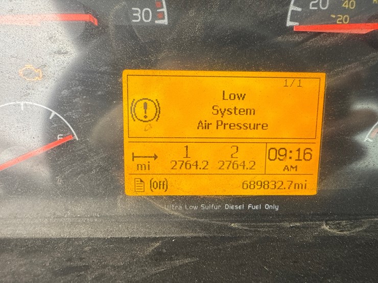 2011-volvo-10-image-53