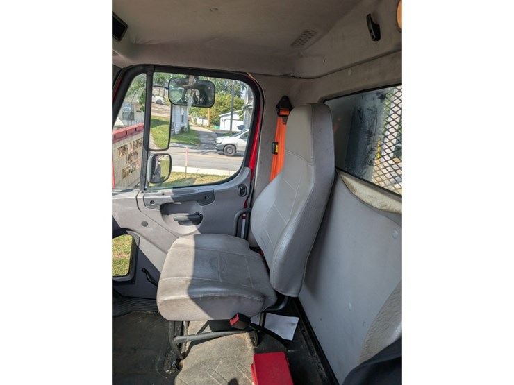 2015-freightliner-m2-106-image-21