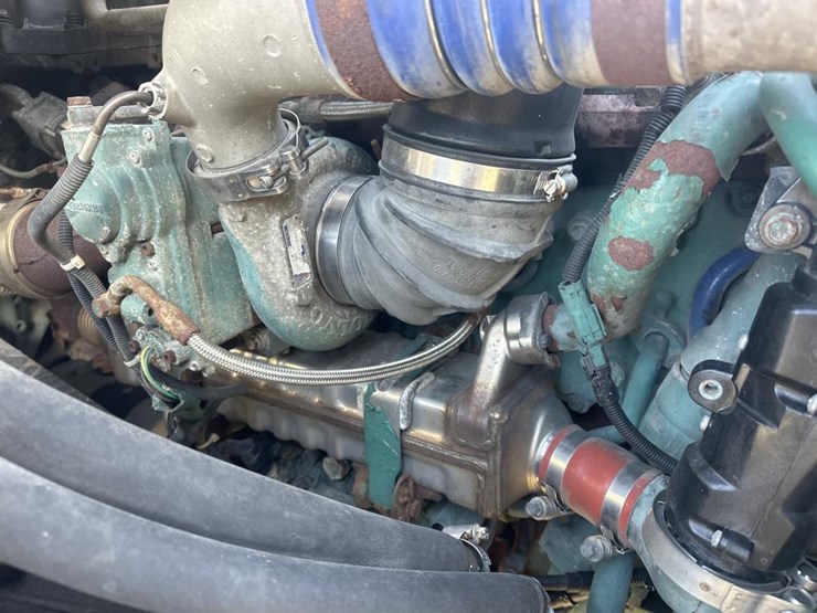 2011-volvo-10-image-37