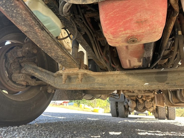 2013-freightliner-m2-106-image-61