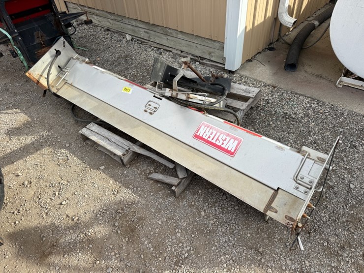 western-uts-696-tailgate-spreader-image-1