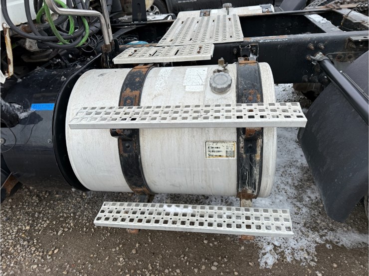 2011-volvo-vnl-day-cab-image-8