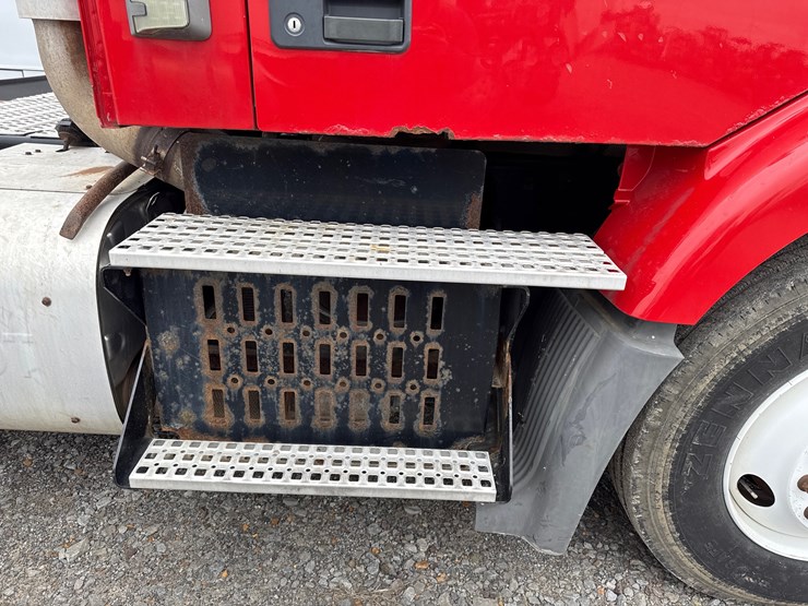 2011-volvo-10-image-22