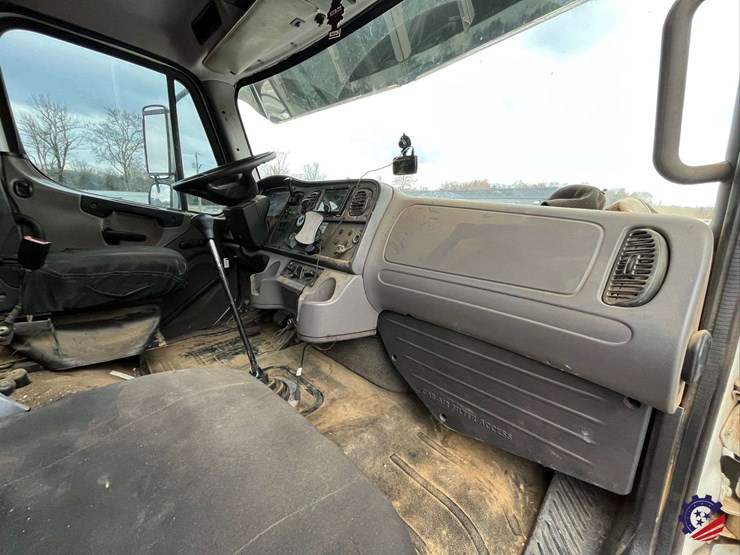 2013-freightliner-m2-s/a-cab-&-chassis-image-49