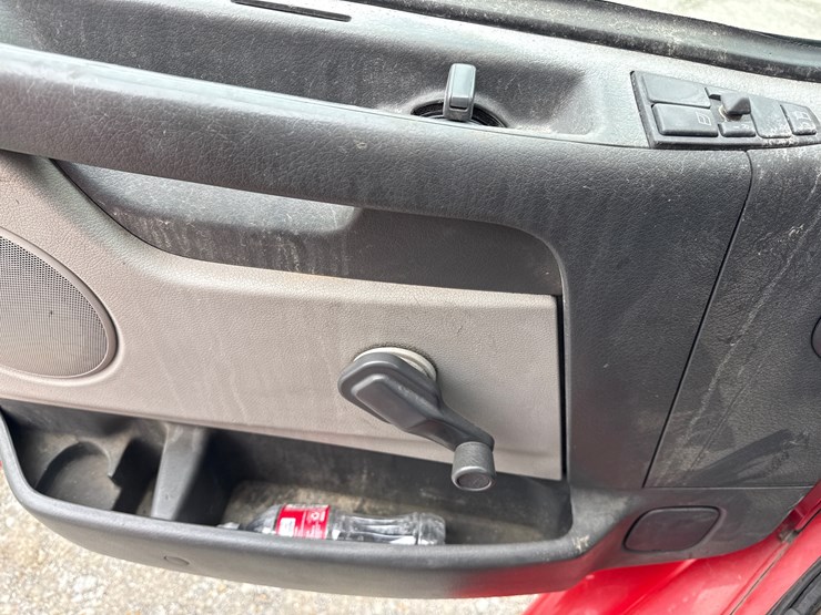 2011-volvo-10-image-58