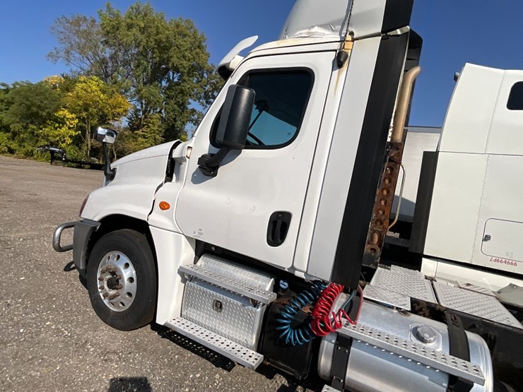 2016-freightliner-ca125-day-cab-image-14