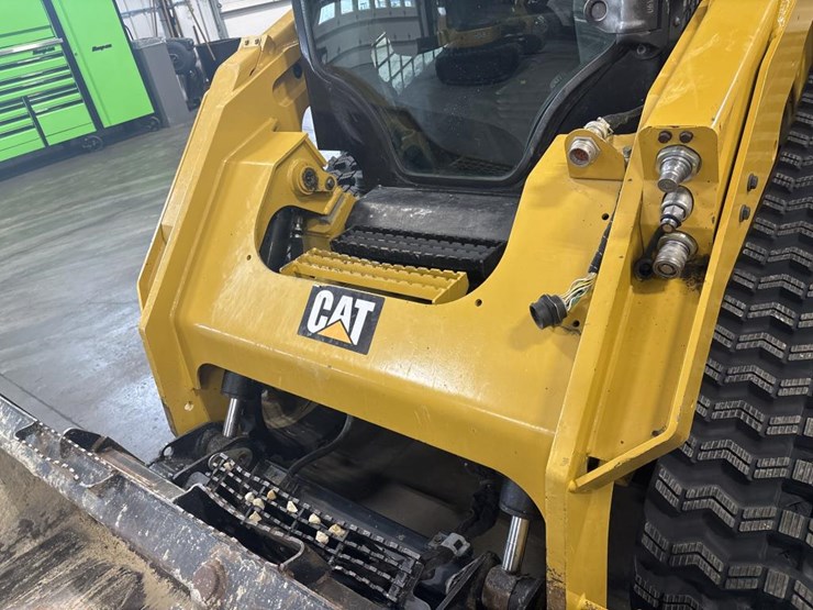 2018-caterpillar-228-image-15
