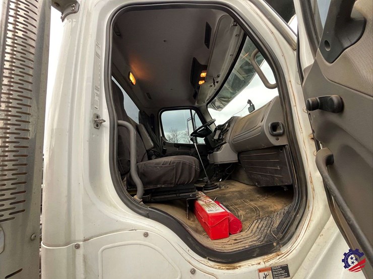 2013-freightliner-m2-s/a-cab-&-chassis-image-47