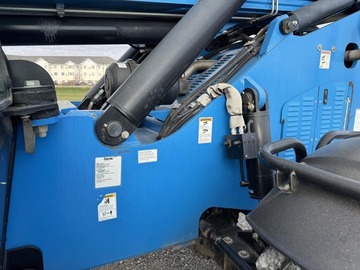 #1460-•-2014-genie-1056-telehandler-image-12