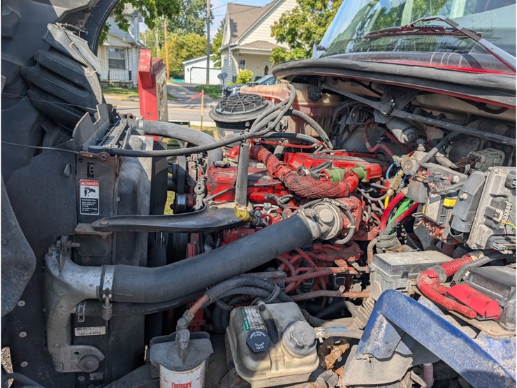 2015-freightliner-m2-106-image-17